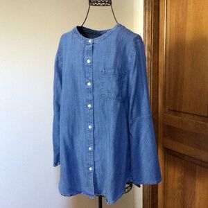 Banana Republic boyfriend cut bell sleeve blouse, Medium